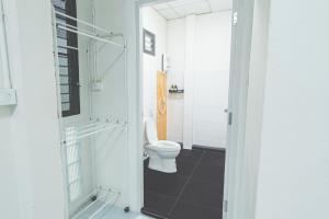 ein Badezimmer mit Toilette und Glastür in der Unterkunft ME House Banchang in Ban Chang + 28 Fotos