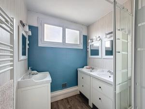 a blue bathroom with two sinks and a shower at Le Cosy Genin - 3 Chambres Bureaux Parking in Lyon +16 photos