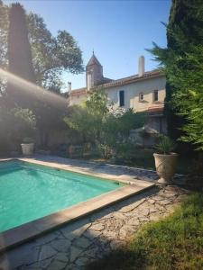 une piscine devant une maison dans l'établissement Appartement familial à Arles avec jardin et piscine, à Arles 11 autres photos