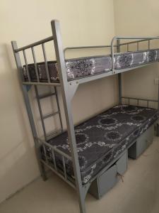 ハイデラバードにあるKS Men's PG & Hostelの部屋に二段ベッドがいくつかある