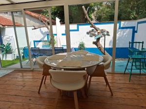 a dining room with a glass table and chairs at Sète centre - maison de vacances - 2 chambres - 4 personnes - 60 m2 avec parking gratuit privé, wifi et clim in Sète