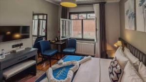 a living room with a bed and a table and chairs at Balat Side Apart in Istanbul