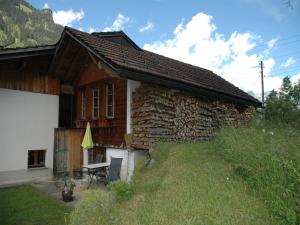 ein Blockhaus mit einem Tisch davor in der Unterkunft Nature Escape in Kander Valley in Kandergrund