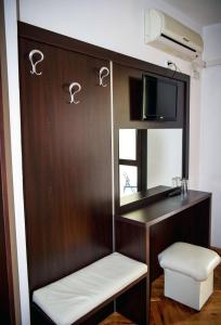 Habitación con espejo, mesa y taburete en Private Rooms Trakiets, en Pomorie