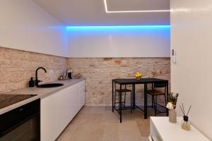 a kitchen with a sink and a table in it at Elite Suite in Castellana Grotte