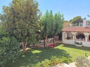 Сад в Flat with garden near sea, port and airport +13 фотографий