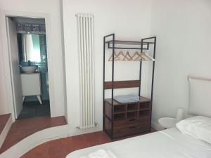 una camera da letto con un letto, un comò e uno specchio di Appartamento via Benaducci Foligno a Foligno