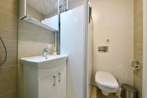 un piccolo bagno con lavandino e WC di Domillion 3bdr 2baths President Palace park L419A a Vilnius