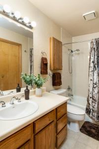 un baño con lavabo e inodoro en 2 Bedroom Durango Retreat Near Trails & Town with Pool and Hot Tub, en Durango 14 fotos más