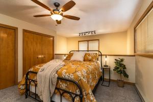 Un dormitorio con una cama y un ventilador de techo. en 2 Bedroom Durango Retreat Near Trails & Town with Pool and Hot Tub, en Durango