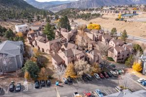 una vista aérea de una ciudad con coches en un aparcamiento en 2 Bedroom Durango Retreat Near Trails & Town with Pool and Hot Tub, en Durango