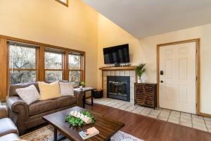 Una sala de estar con un sofá y una chimenea. en 2 Bedroom Durango Retreat Near Trails & Town with Pool and Hot Tub, en Durango