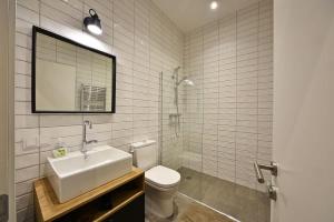 Ένα μπάνιο στο Domillion New modern Vilnius old town studio U2303