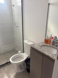 a bathroom with a toilet and a shower and a sink at Apartamento próximo ao Hospital de Amor in Barretos +6 photos