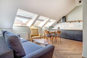 una sala de estar con un sofá y una mesa en Domillion 1bdr New old town apt U2307, en Vilna