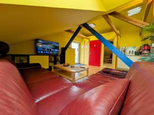 a living room with a couch and a table at Anton's bunte Welt (100 m², Parkplatz, Garten und viel mehr) in Albersdorf