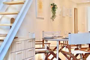 Χώρος καθιστικού στο New! Beach Escape in Old Antibes