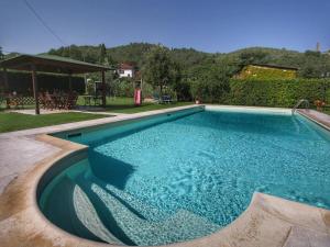 Una piscina con agua azul en un patio. en Serenity farmhouse in Castiglion Fiorentino, en Castiglion Fiorentino 32 fotos más
