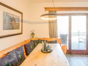 een eetkamer met een houten tafel en stoelen bij Apartment in Kirchberg near Ski Slopes in Kirchberg in Tirol