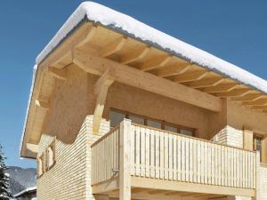 una casa con una terraza cubierta de nieve en Chalet in Brand near Ski Lift & Slopes, en Brand 23 fotos más