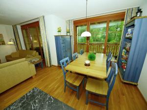 Un comedor con mesa y sillas de madera. en Chalet in Brand near Ski Lift & Slopes, en Brand