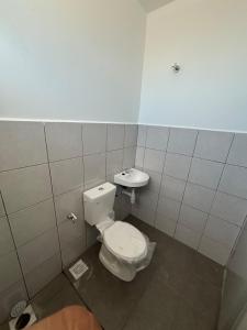 Rizku Homestay Port Dickson 4 Bedroom 4 Bathroom في باسير بانجانغ: حمام مع مرحاض ومغسلة