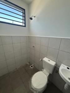 Rizku Homestay Port Dickson 4 Bedroom 4 Bathroom في باسير بانجانغ: حمام مع مرحاض ومغسلة +13 صورة