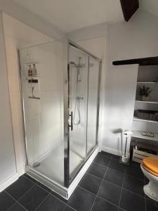 eine Duschkabine im Bad mit WC in der Unterkunft Heather Cottage Bakewell in Bakewell + 19 Fotos