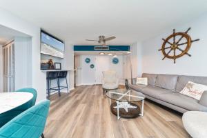 Χώρος καθιστικού στο On the Beach-2/Br 2/Bath, 26th floor! Spectacular views of Ocean & River