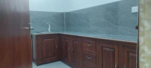 Un baño con lavabo y mueble de madera. en Villa AP, en Hikkaduwa