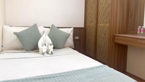 タリサイにあるMMaple Residences Talisayのベッド +24枚の写真