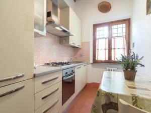 Η κουζίνα ή μικρή κουζίνα στο Escape in Rosignano Hills