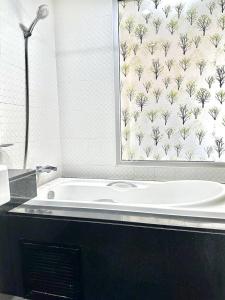 Photo de la galerie de l'établissement CHIC CONDO - Amazing mountain view near Karon beach B513, à Karon Beach 21 autres photos