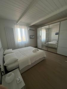 een slaapkamer met een groot bed en een grote spiegel bij Casa DeSte in Francavilla al Mare