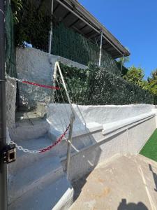 een net aan de zijkant van een trap met een hek bij Casa DeSte in Francavilla al Mare