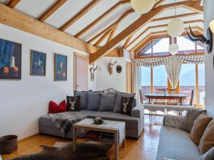 ein Wohnzimmer mit Sofa und Tisch in der Unterkunft Wohnung in St Stefan nahe Nassfeld Skigebiet in Tratten
