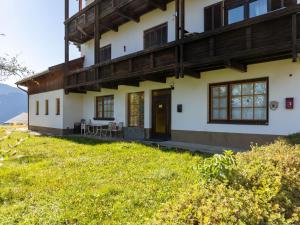 ein Haus auf einem Hügel mit Veranda in der Unterkunft Wohnung in St Stefan nahe Nassfeld Skigebiet in Tratten