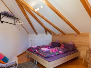 ein Schlafzimmer mit einem Bett auf dem Dachboden in der Unterkunft Wohnung in St Stefan nahe Nassfeld Skigebiet in Tratten