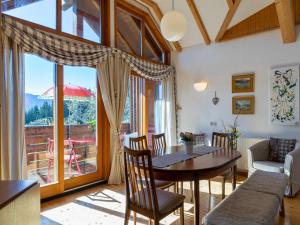 ein Esszimmer mit Tisch und Stühlen und einem großen Fenster in der Unterkunft Wohnung in St Stefan nahe Nassfeld Skigebiet in Tratten + 32 Fotos