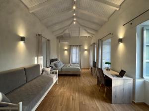 ein Wohnzimmer mit Sofa und Tisch in der Unterkunft East Side of Acropolis in Athen