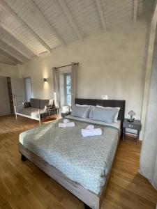 ein Schlafzimmer mit einem großen Bett mit zwei Handtüchern darauf in der Unterkunft East Side of Acropolis in Athen