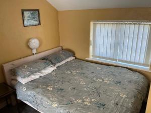 ein kleines Schlafzimmer mit einem Bett mit Fenster in der Unterkunft Sweetpea Cottage - Sleeps 5 Parking & Pets Ok in Louth