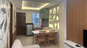 タリサイにあるMMaple Residences Talisayのキッチン(ダイニングルームテーブル、椅子付)
