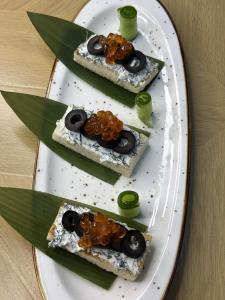 un piatto bianco con quattro prodotti alimentari sopra di Restaurant Golden Fish Baku a Baku