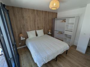 Ένα ή περισσότερα κρεβάτια σε δωμάτιο στο New 3 bedroom villa with Spa