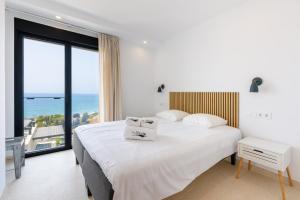 Un dormitorio con una cama grande y una ventana grande. en MSW34 - 5 bedroom luxury view, en Torrox Costa 43 fotos más