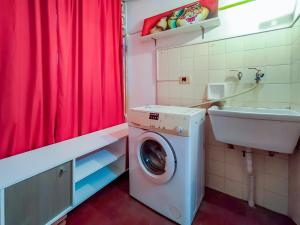 a small bathroom with a washing machine and a sink at Dto dos dormitorios cerca del Español, Italiano, HPR, Club Provincial, Predio de la ex Rural in Rosario