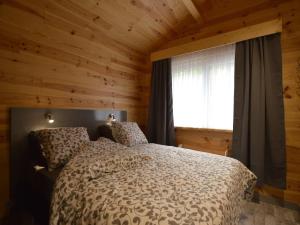 VieuxvilleにあるSpacious Villa Near Riverのベッドと窓のある寝室