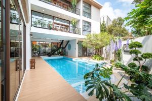 Bazén v ubytování 市中心近海6卧奢华泳池别墅Alden Design Pool Villa nebo v jeho okolí