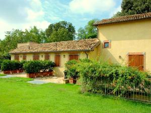 a house in a yard with a green lawn at Apartment in Perugia with Pool & Terrace in Perugia
